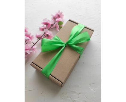 Коробка для подарка 20х10х5см с наполнителем и зеленой лентой