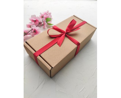 Коробка для подарка 20х10х5см с наполнителем и красной лентой