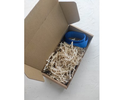 Коробка для подарка 20х10х5см с наполнителем и синей лентой