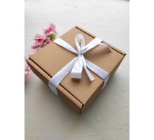Коробка для подарка 20х20х7см с наполнителем и белой лентой