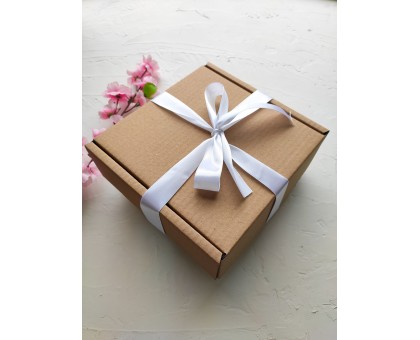 Коробка для подарка 20х20х7см с наполнителем и белой лентой