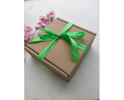 Коробка для подарка 20х20х7см с наполнителем и зеленой лентой