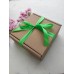 Коробка для подарка 20х20х7см с наполнителем и зеленой лентой