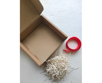 Коробка для подарка 20х20х7см с наполнителем и красной лентой