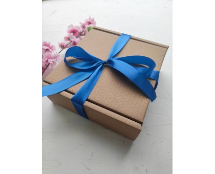 Коробка для подарка 20х20х7см с наполнителем и синей лентой