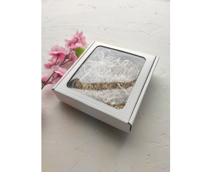 Подарочная коробка 16х16х3см белая с окном и наполнителем
