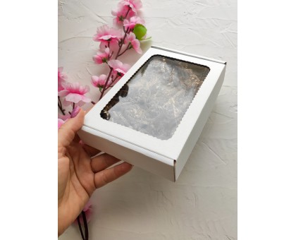 Подарочная коробка 18х12х3см белая с окном и наполнителем