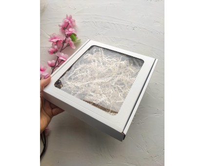 Подарочная коробка 21х21х3см белая с окном и наполнителем